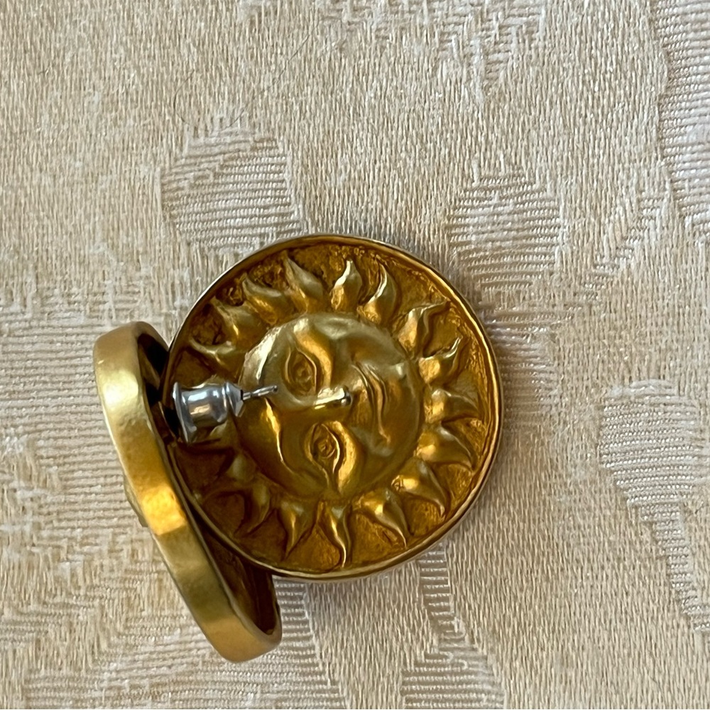 Vintage 1990s smiling sun face goldtone pierced earrings - Picture 9 of 9
